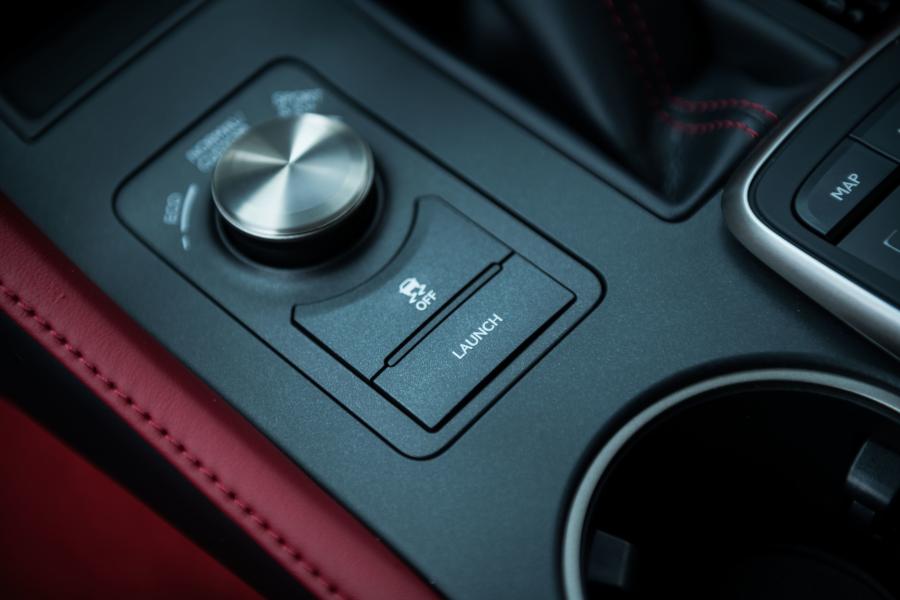 Детали интерьера Lexus RC F Performance Package 2019 года  (JP) (фото 16 из 31)